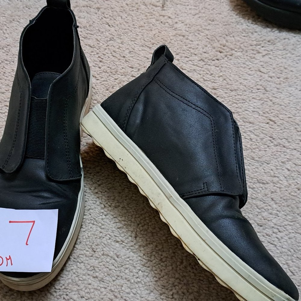 SLIP ON SHOES